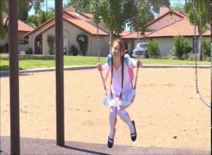 Снимает свою рыжую подружку на игровом майданчике